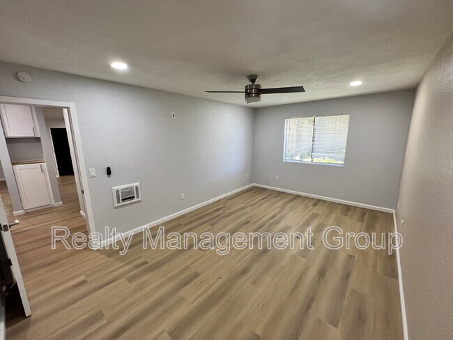 Building Photo - 1013 S Sunshine Ave