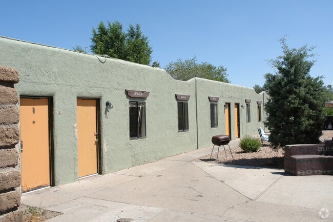 Building Photo - 208 Mescalero Rd NW