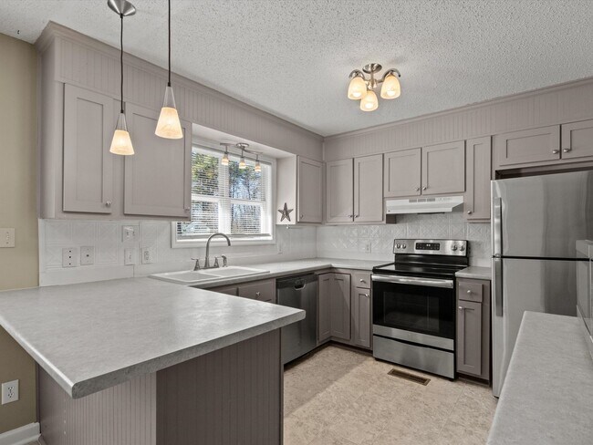 Building Photo - Large lot and close to town.