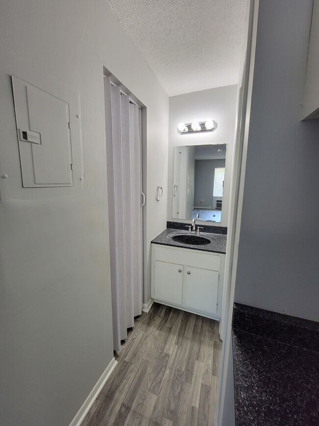 Building Photo - Newly Renovated - Alcoa Studio Apartments – Convenient Location!