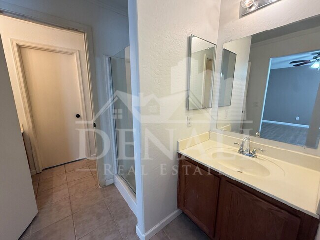Building Photo - 11810 W Sunnyside Dr