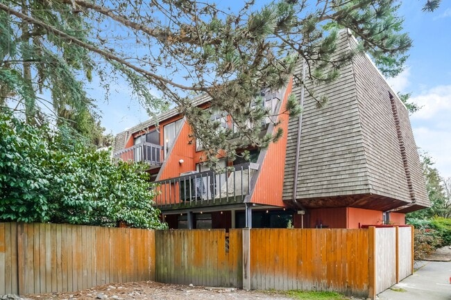 Building Photo - Super Unique Northgate Loft!