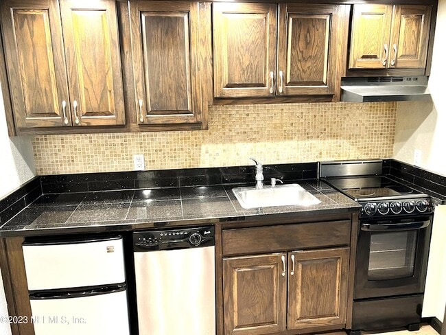 Building Photo - 3155 Ravines Rd