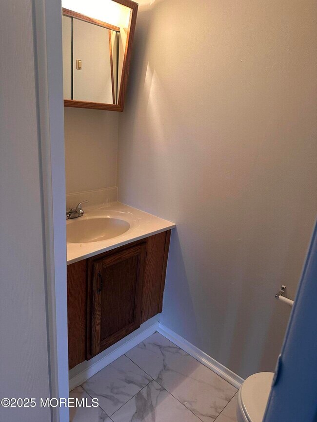 Building Photo - 512 Roosevelt Ave