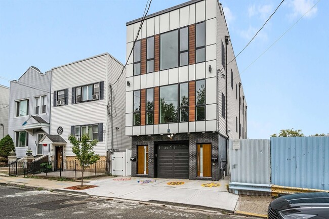 Building Photo - 125 Collard St