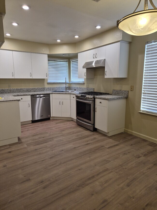 Building Photo - 376 E Sycamore Ave