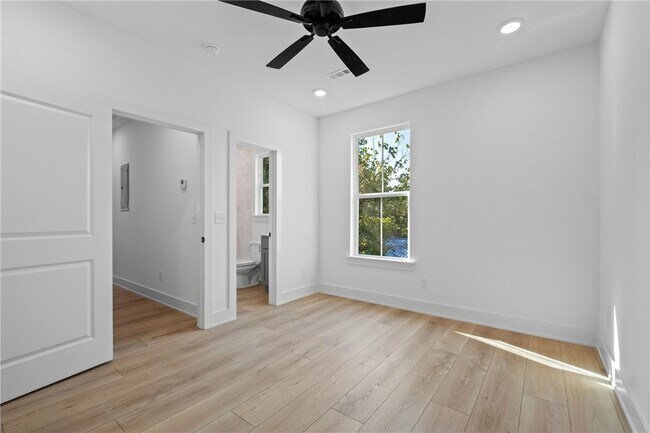 Building Photo - 588 N Willow Ave