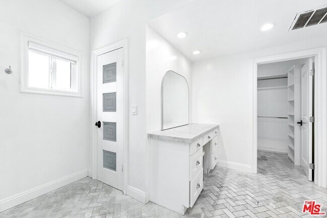 Building Photo - 7614 Willoughby Ave