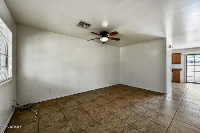 Building Photo - 2419 W Vista Ave