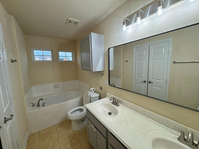 Building Photo - 3942 Calgary Cir
