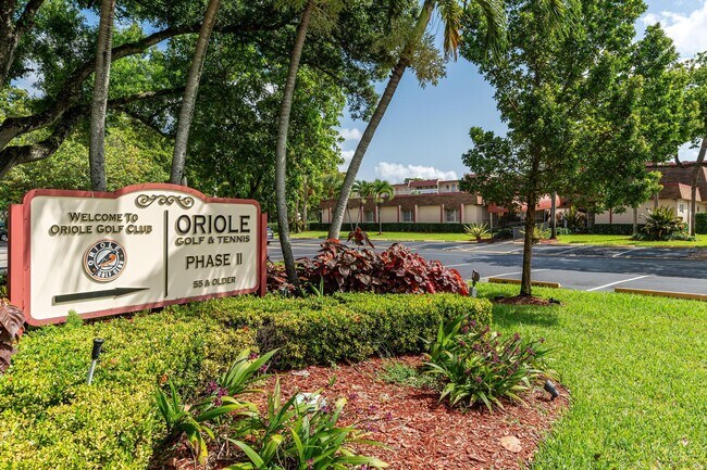 Building Photo - 1010 Country Club Dr