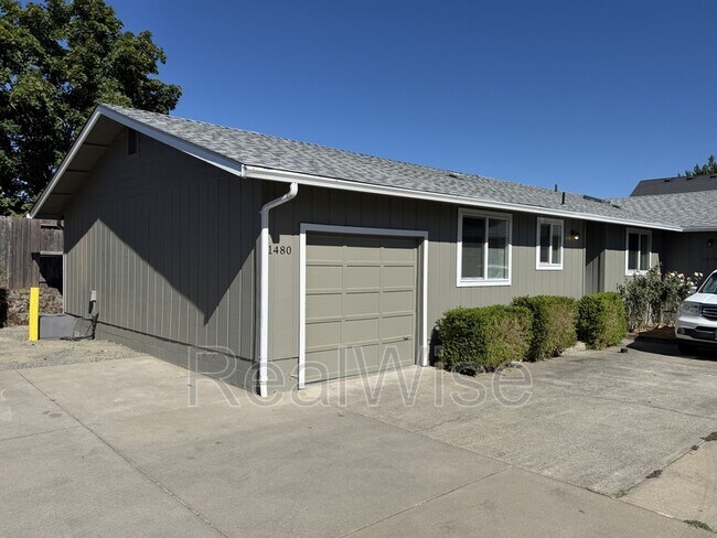 Building Photo - 1480 SW Kellenbeck Ave