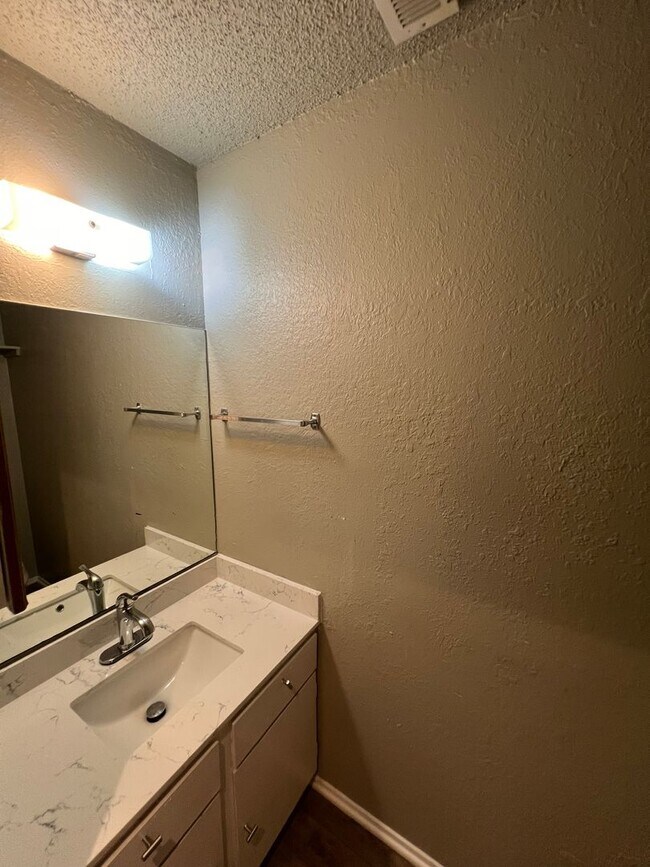 Building Photo - Unlock Your Austin Dream: Cozy 2BD/2BA Retreat in Trendy Crestview – Pets Welcome, Balcony Bliss!