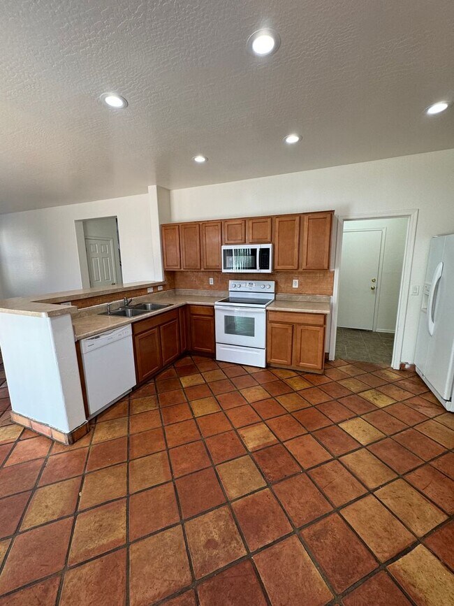 Building Photo - 6412 S 71st Dr