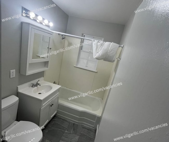 Building Photo - Spacious & Updated 2 large bedrooms & 2 fu...