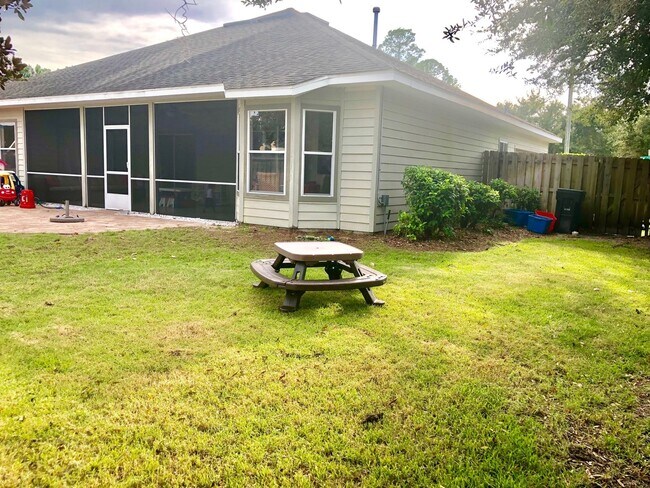 Building Photo - 4BR/2BA in Sorrento with large, fenced-in ...