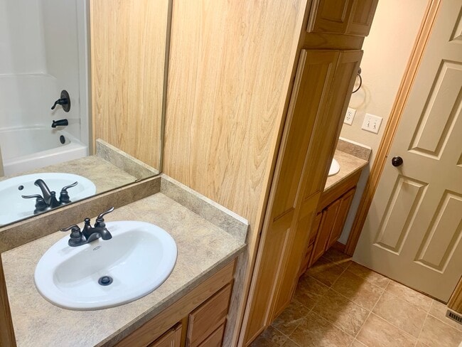 Building Photo - 2 Bedroom 1.5 Bathroom located in the Heights!