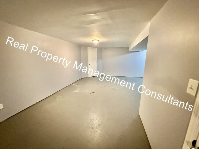 Building Photo - Updated 4 Bedroom, 2 Bath Home with Spacio...
