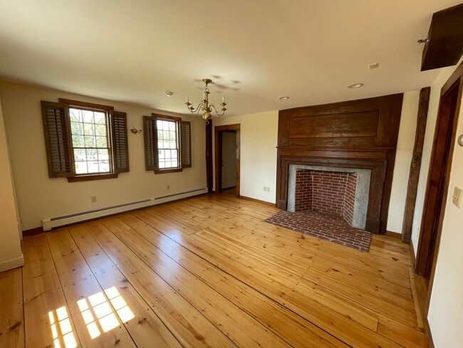 Building Photo - 454 Main St