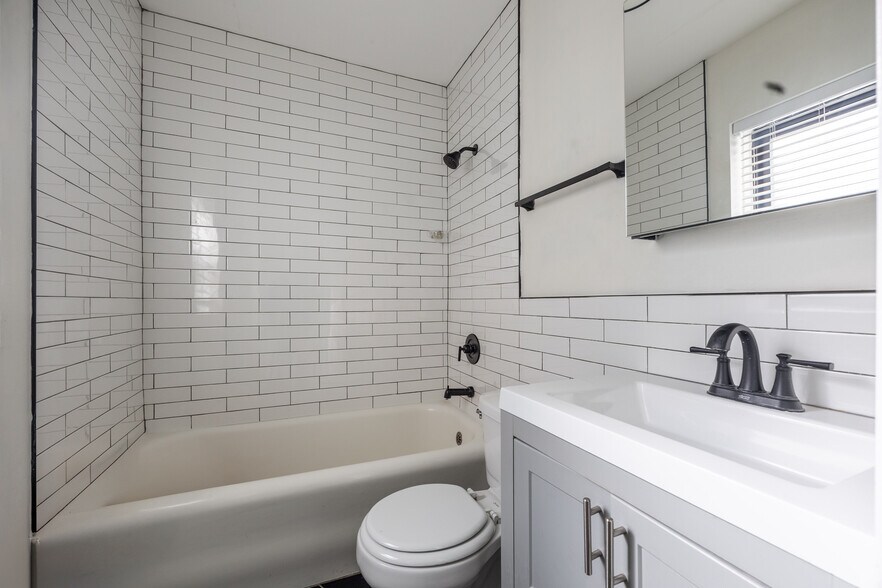 Building Photo - 5505 N Lincoln Ave