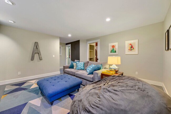 Building Photo - 2018 Columbine Ave
