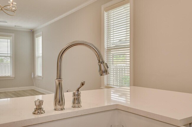 Building Photo - 596 Vinings Dr