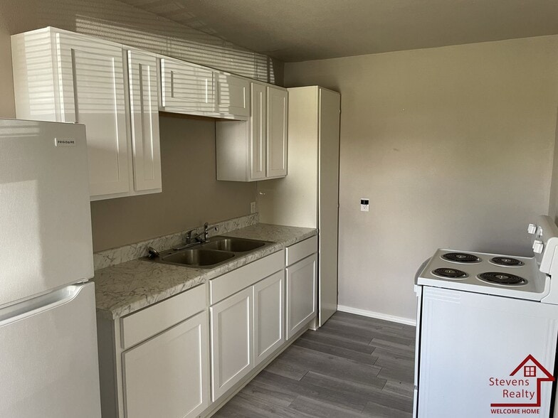 Building Photo - 1315 SW E Ave