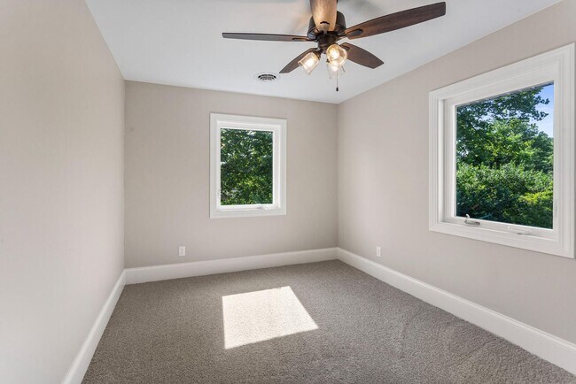 Building Photo - Four bedroom executive rental available now in Champaign's sought after Devonshire neighborhood!