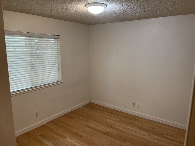 Building Photo - 1412 N Cherry St