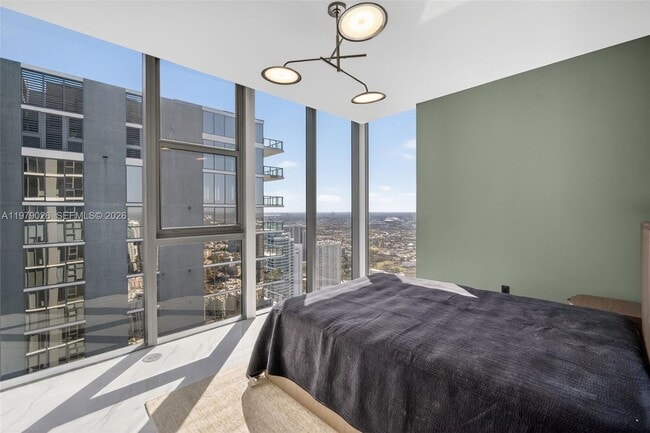 Building Photo - 700 NE 24th St