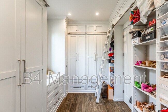 Building Photo - 103 Alester Square