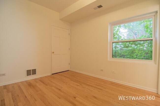 Building Photo - 954 N Honore St