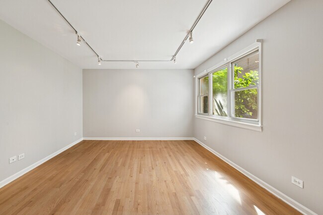 Building Photo - 1540 W Chase Ave