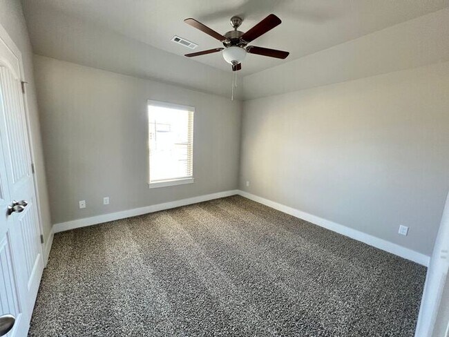 Building Photo - Single-Family Home- Desirable Cedarwood Plan