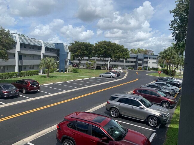 Building Photo - 7887 Golf Cir Dr