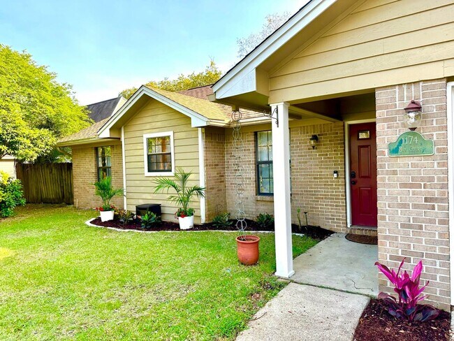 Building Photo - 3/2 Destin Home!