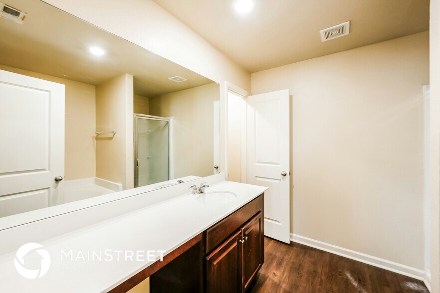 Building Photo - 555 Clover Cir