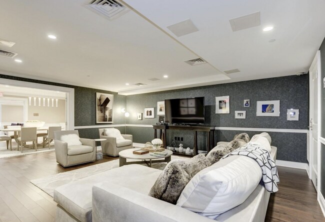 Building Photo - Pets Welcome!! Private Garage Parking Avai...