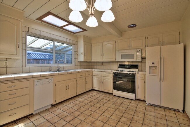 Building Photo - 127 Dalma Dr