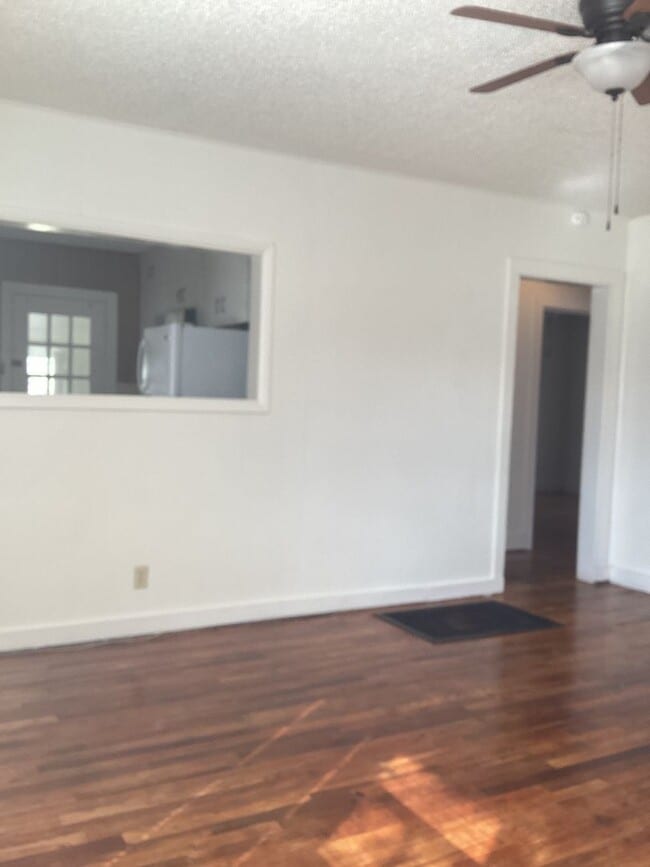 Building Photo - Cute 2 Bedroom with a little historical charm!  One block from ENMU!