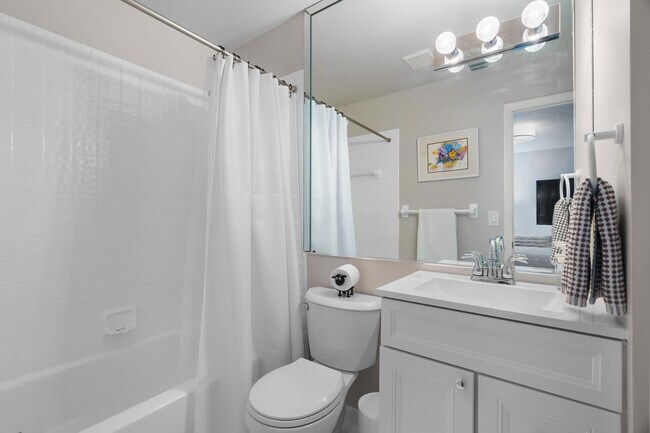 Building Photo - 1321 Bayview Dr