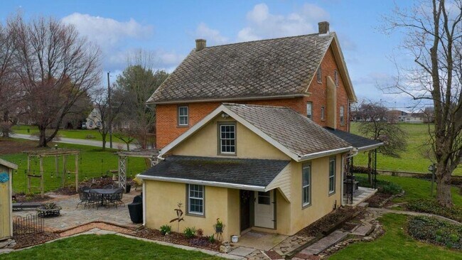 Building Photo - 2047 Jarvis Rd