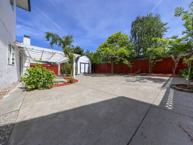 Building Photo - 3104 San Andreas Dr