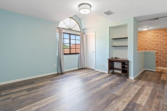 Building Photo - 10325 Hidden Springs Ct