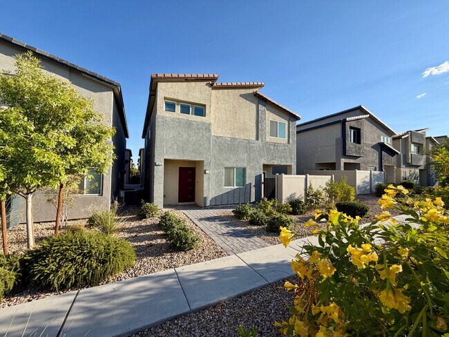 Building Photo - GATED 4 BED 2.5 BATH 2 CAR GARAGE SINGLE FAMILY HOME w/ LOFT, BEDROOM DOWNSTAIRS, NEXT TO COMMUNI...