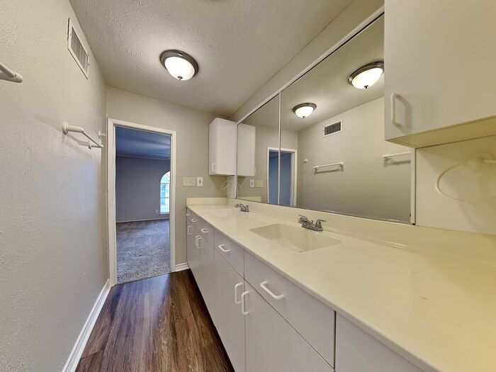 Building Photo - 446 Thistle Dr