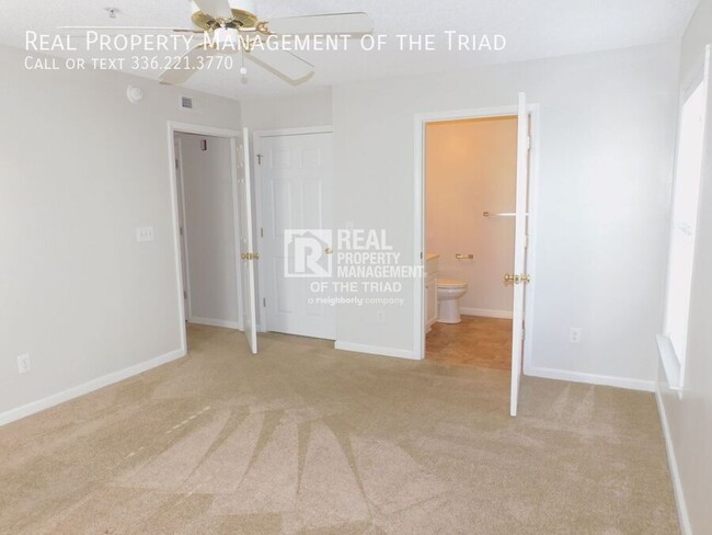 Building Photo - *Move In Special* Ground Level 2 BR/ 2 BA ...