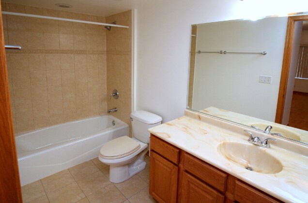 Building Photo - 6560 W Diversey Ave