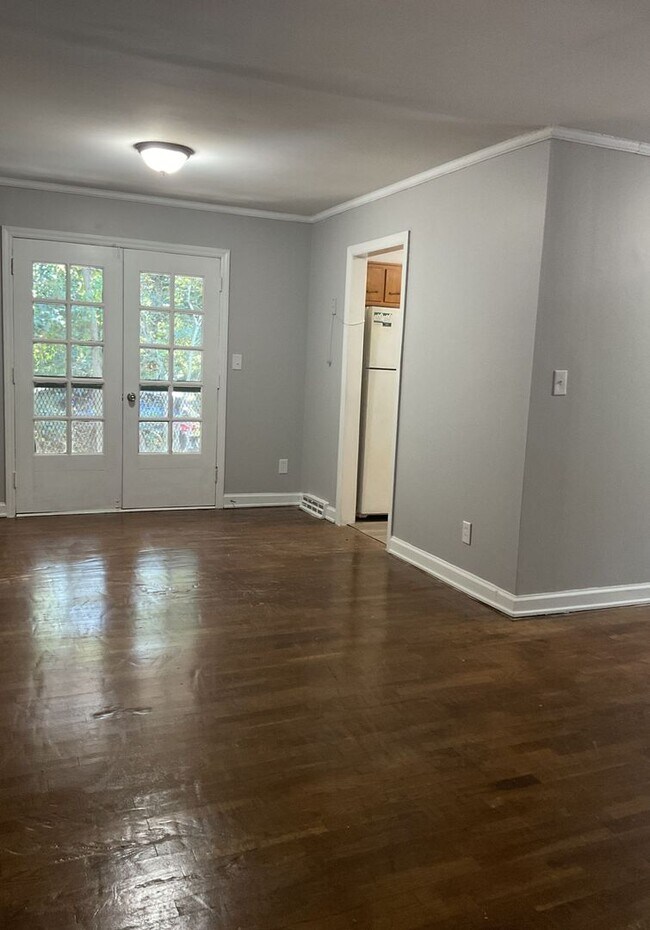 Building Photo - Section 8 Approved!! Available Now! Quaint...