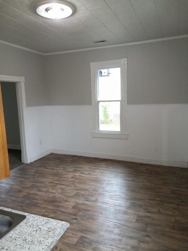 Building Photo - 2BR/1BA Section 8 Accepted